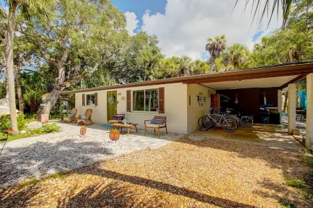 Beautiful House 🏖️ Newly Renovated Jan 2025😀Kayaks, Bikes,Beach Chairs,Fire Pit Отели в г. Манасота-Ки