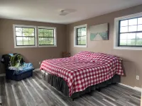 Peaceful cabin with a lovely view of the TN river---the PERFECT weekend getaway! Hotels in Humphreys County