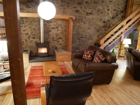 Stunning riverside home in converted mill building close to Blairgowrie Отели рядом с достопримечательностью «Moyness Nurseries»