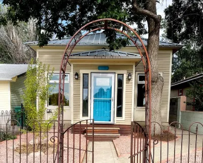 "Azteca Amor" A Victorian Gem in the Southwest Hotels near Aztec Ruins National Monument