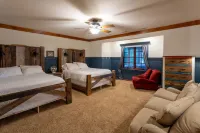 Northwoods Lake Escape • Bonfires, Boats & Fish! Hotels in 