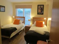 Welcoming, spacious, accessible, City Centre apt, with parking and wifi. Hotel a Broughton