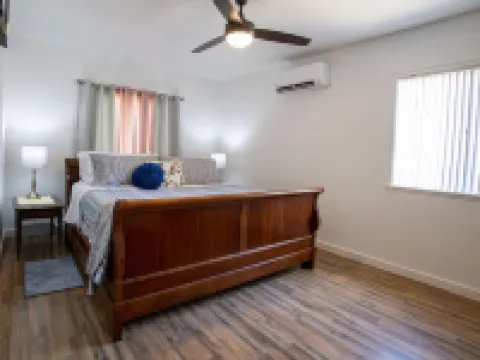 Roadside at 'Bout DAM Time - Cozy Lakeside Cabin, Nature Retreat, & Brew Pub! Hotels in Buchanan Dam