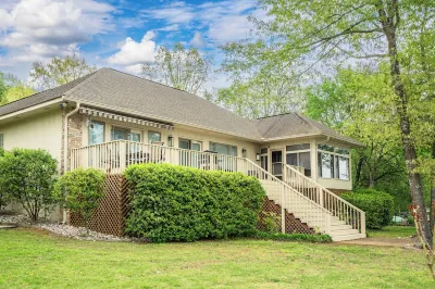 Lakefront Oasis! Golf Nearby - Private Dock - Dogs Hotels in 