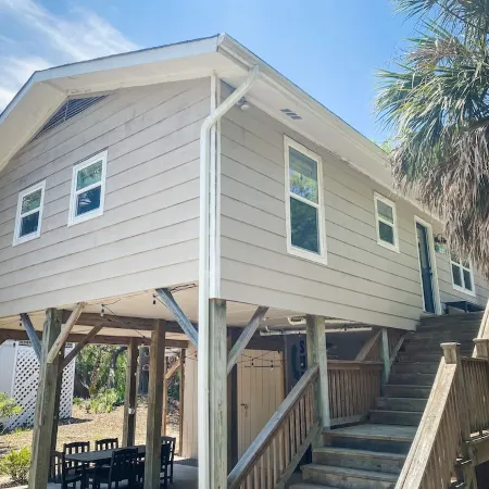 Walk to Waves in 3 Minutes  ~ 3Br/2BA ~ Edisto Beach Bungalow
