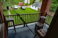 Spacious Home a mile away of York expo center with free parking lot.
