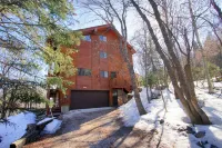 Gorgeous views and two decks! Large open cabin, short walk to lodge - Sleeps 14