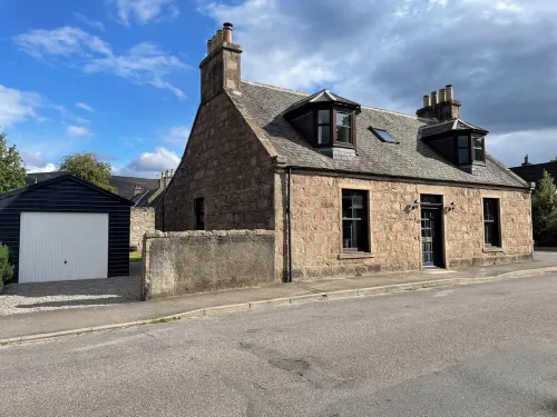 Stunning, traditional lodge in the heart of Ballater, Royal Deeside, Scotland