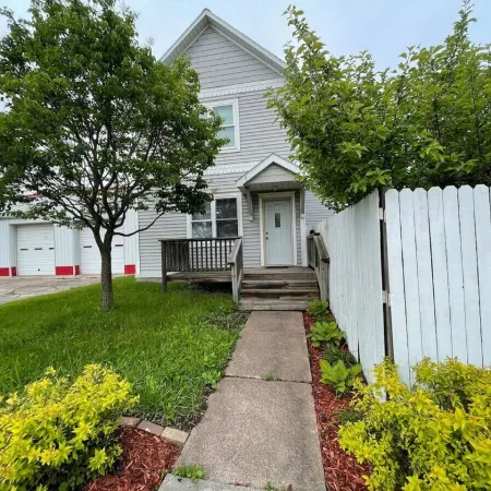 3 Bed 2 Bath! Enormous Kitchen! Sleeps 8