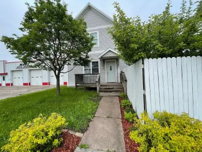 Summer dates! Spacious 3 bed 2 bath! Enormous Kitchen! Close to Lake Superior! Hotels near Wisconsin Point