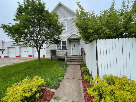 Summer dates! Spacious 3 bed 2 bath! Enormous Kitchen! Close to Lake Superior!