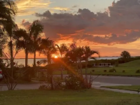 2 Bedrooms, Bay WaterViews, Beaches, shops, Marina, fishing, all near by Hoteles en Whitfield