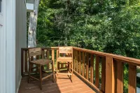 Cottage Escape- Lake Tomahawk,FirePit,Near Downtown Black Mountain, Hot Tub