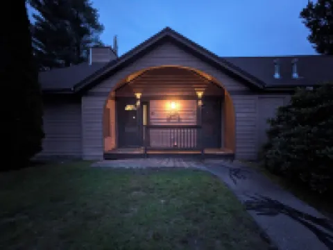 Chalet-styled condo in the heart of the White Mountains; pool / hottub / golfing
