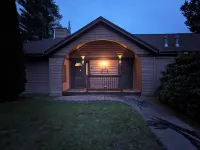Chalet-styled condo in the heart of the White Mountains; pool / hottub / golfing
