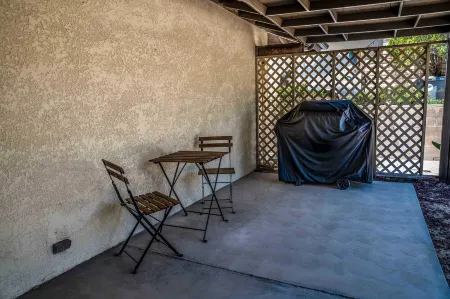 Remodeled and intimate desert home - quiet relaxation and 10 Min. to Pappy's!