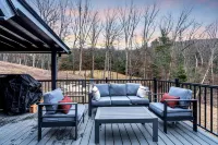 Dreamtime Hillside Cabin w/ hot tub, fire pit, expansive deck - Hytter