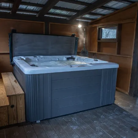 A~Bears Den- Pet Friendly, Hot Tub, 2 King Suites, Minutes to GSMNP!