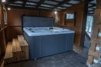 A~Bears Den- Pet Friendly, Hot Tub, 2 King Suites, Minutes to GSMNP!