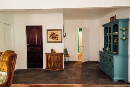 The Hunker Inn- Charming apartment in a historic building in Sinks Grove