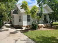 Getaway New Smyrna Beach, Sun, Pool, Shopping.