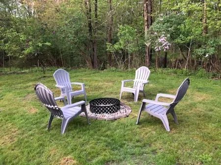 Cozy cottage with pool, walking distance to lake