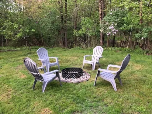 Cozy cottage with pool, walking distance to lake