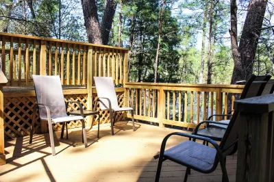 Leaning Pines Lodge, Sleeps 10, Double Cabins in the woods, 30 min to Round Top