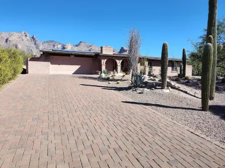 Peaceful Catalina Foothills retreat w/stunning views close to hiking & shopping