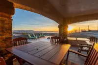 Special 15% Off 4 Nights! 9 Hole Mini-Golf, Infinity Pool, Spa & Waterfall!