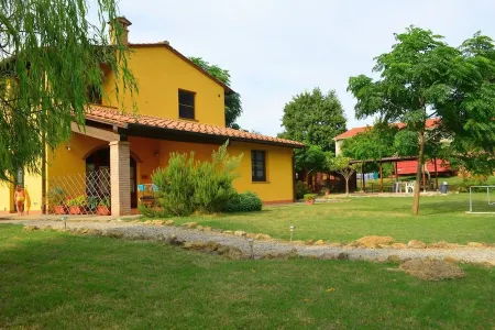 Villa with pool in Tuscany, close to San Gimignano and Volterra Отели в г. Вольтерра