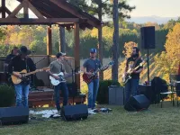 Roomy entire private lower level of log cabin on Green River, 6 min to TIEC.