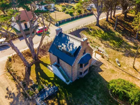 House ☆☆☆ in Landrellec, recent renovation, feet in the water.