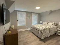 Beach, harbor, ferry & food-Prime Hyannis location