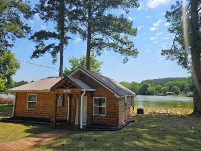 Lake Escape waterfront cabin