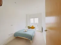 Luxurious London Apartment w/ Balcony & gym