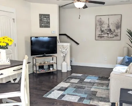 Tiny Cottage w/Private Workspace in the Heart of Davidson! Ξενοδοχεία στην πόλη Davidson