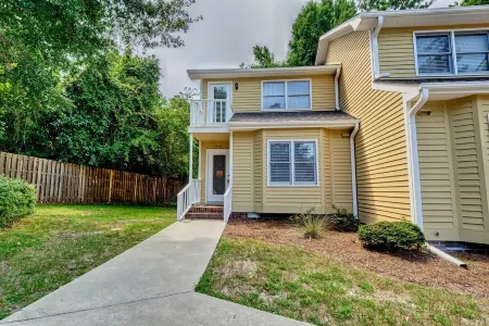 Convenient to Beach, restaurants, shopping and much more! Отели в г. Нью-Хановер