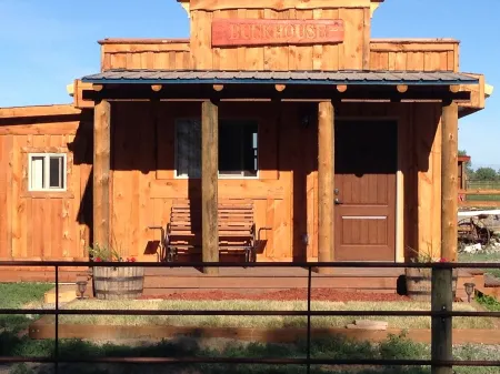 The Bunkhouse: Mountain views, solitude, close to  town and many western sights.