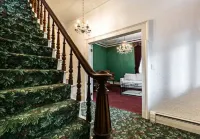 Federalist style home close to down town minutes from the Field of Dreams!