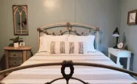 A Charming Country Cottage Nestled in the Woods Hotels near Palmetto Trailhead parking