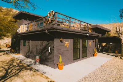 Secluded 10 Acre Desert Ranch with Hot Tub, Cowboy Pool, EV Charger & BBQ Hotels in der Nähe von Crazy Horse Ranch