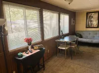 Hidden Gem Close to Lake!