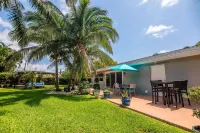 Luxurious modern home w/ private tropical backyard close to beach and downtown!
