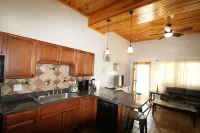 Athens City 2 bedroom, 1 bath, in town, walk to restaurants, FREE WiFi, Parking