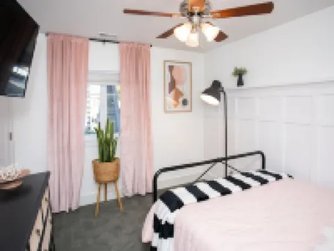 Luxury Retreat-Gourmet Kitchen, Playhouse, Hot Tub, & Steam Shower レイトンのホテル