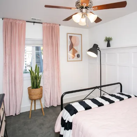 Luxury Retreat-Gourmet Kitchen, Playhouse, Hot Tub, & Steam Shower