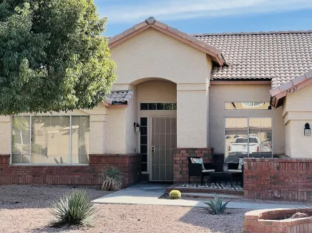 On HGTV Show House Hunters! Heated Pool! Family & Dog friendly, Prime location!