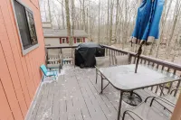 Tranquil 4-bedroom cabin, fireplace, firepit, games, private community