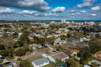 Jax Beach Paradise – Walk to Beach, Bikes Included, and Pet Friendly! - 무료 와이파이